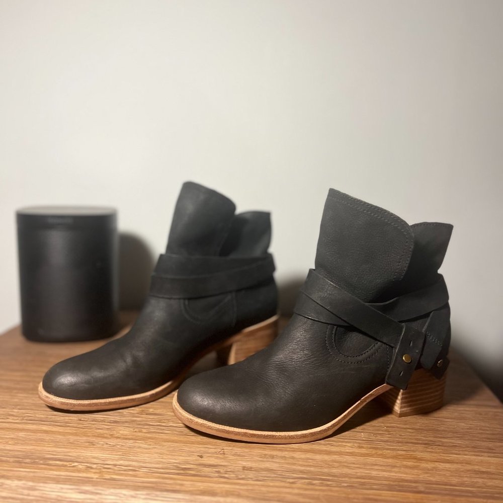 UGG Elora pull-on ankle boot